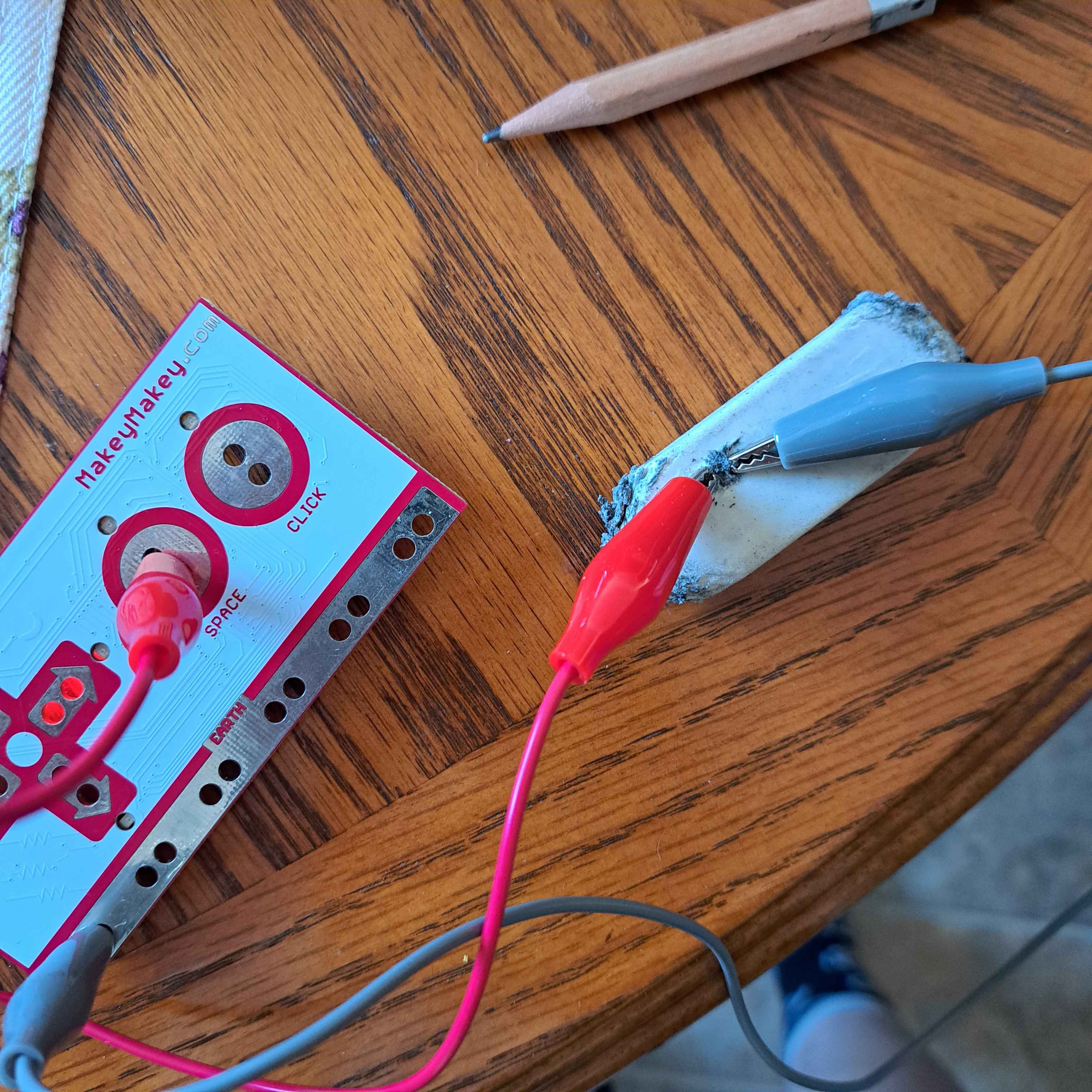the rubber eraser is too insulating for the graphite on its surface to be conductive